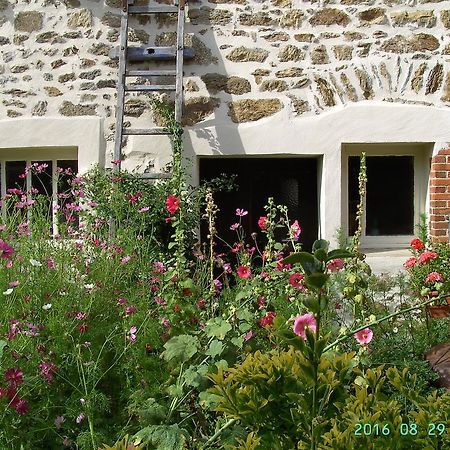 Cellier De La Fontaine Villa Saint-Georges-en-Couzan Exterior foto