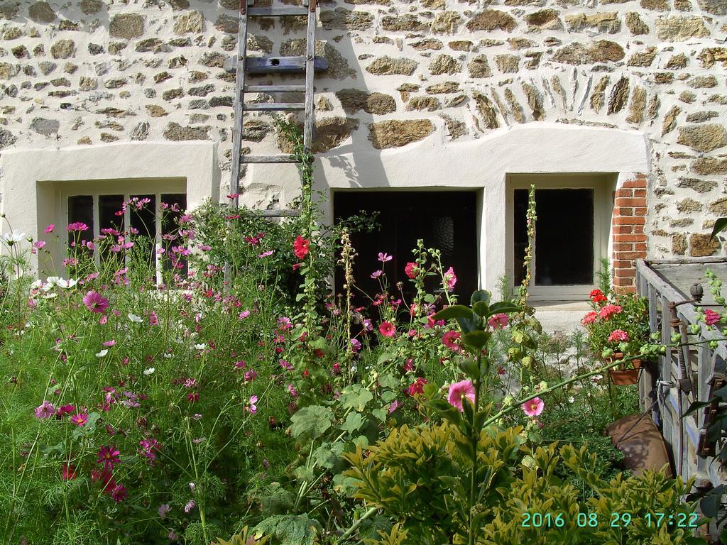 Cellier De La Fontaine Villa Saint-Georges-en-Couzan Exterior foto